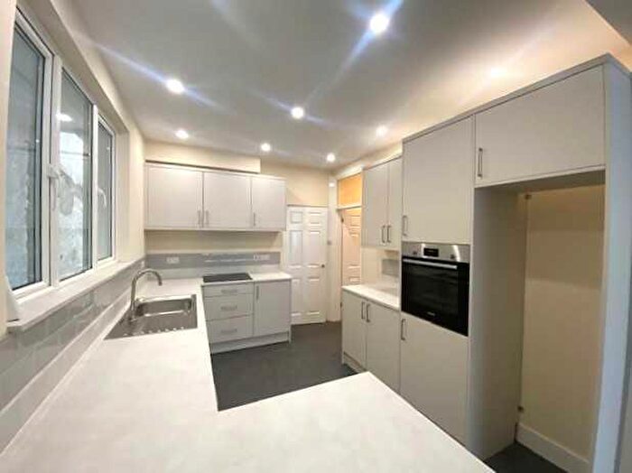 2 Bedroom Apartment To Rent In Westcliff On Sea, SS0