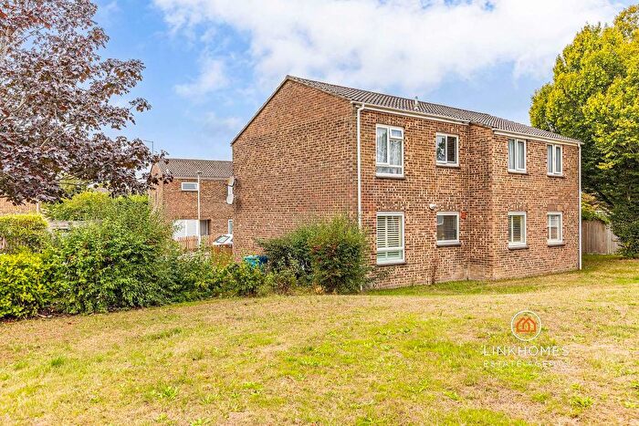 2 Bedroom Flat For Sale In Knowlton Road, Poole, BH17