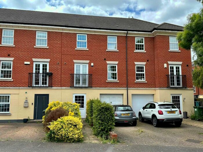 4 Bedroom Town House To Rent In Teal Way, Hemel Hempstead, HP3