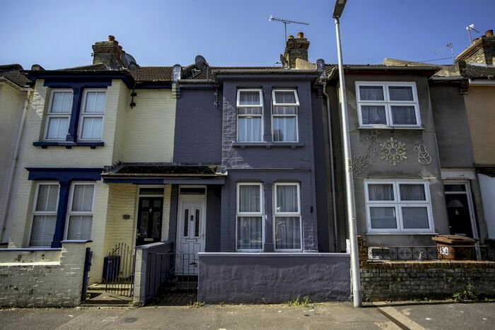 3 Bedroom Terraced House To Rent In Glencoe Road, Chatham, ME4