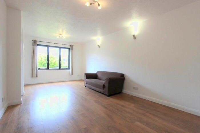 2 Bedroom Flat To Rent In Maldon Close, Lodnon, E15