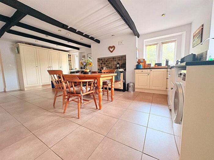 4 Bedroom Property For Sale In Mottram Old Road, Stalybridge, SK15