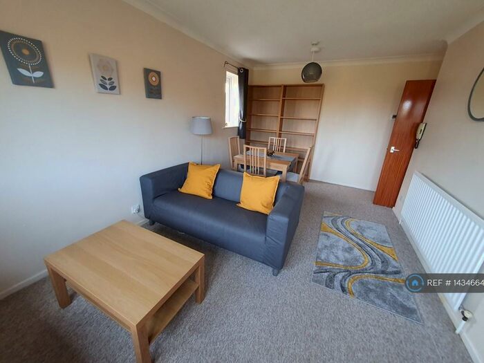 2 Bedroom Flat To Rent In Windmill Court, Newcastle Upon Tyne, NE2