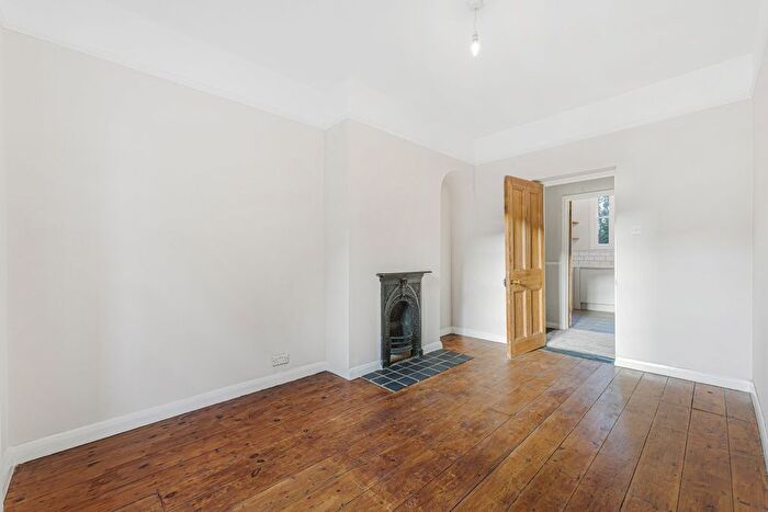 2 Bedroom Flat For Sale In Gibson Gardens, Stoke Newington, N16