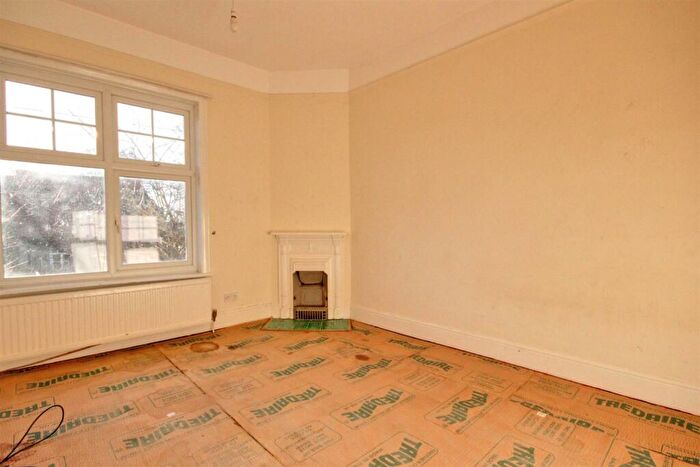 5 Bedroom Semi-Detached House For Sale In Anlaby Road, Hull, HU4