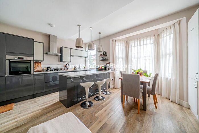 2 Bedroom Flat To Rent In Willcott Road, London, W3