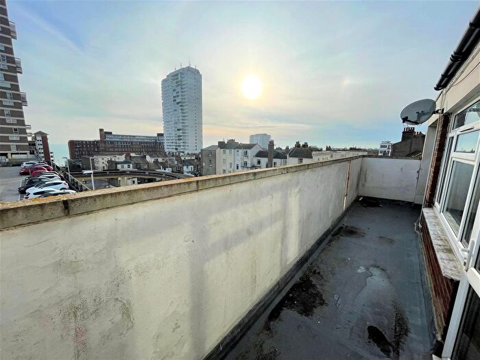 2 Bedroom Maisonette To Rent In Clarence Square, Brighton, BN1