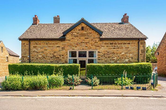 3 Bedroom Character Property For Sale In The Square, Kings Sutton, OX17