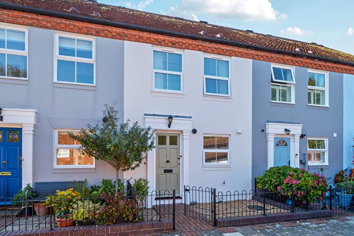 2 Bedroom End Of Terrace House For Sale In Henty Gardens, Chichester, PO19