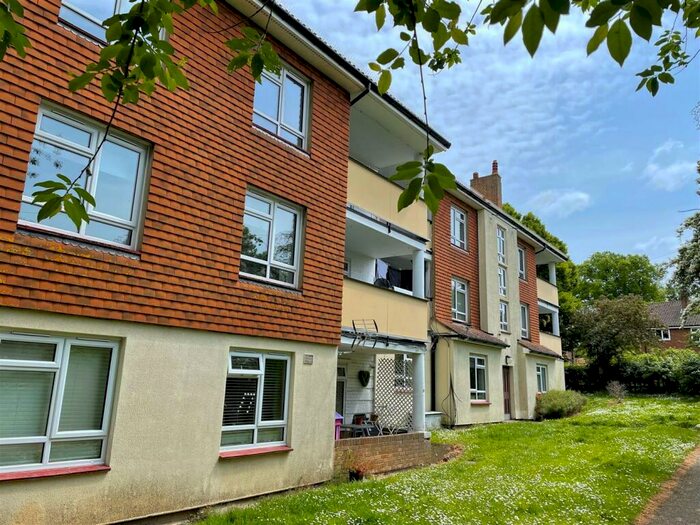 3 Bedroom Apartment To Rent In Kemsing Close, Bromley, BR2