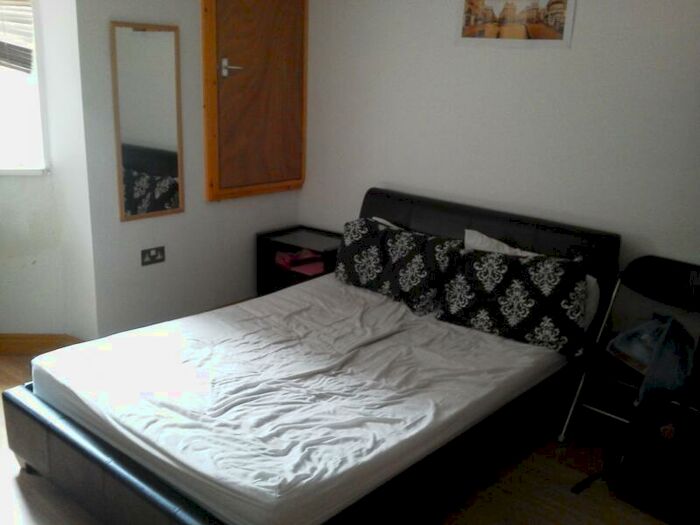 1 Bedroom Apartment To Rent In North Lane, Headingley, Leeds, LS6