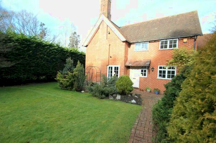 4 Bedroom Semi-Detached House To Rent In Worplesdon, GU22