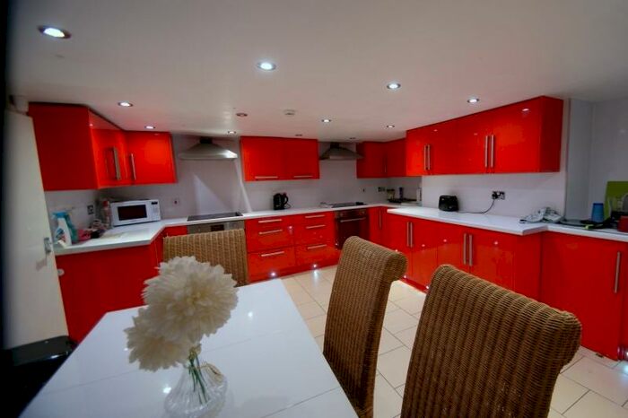 10 Bedroom Terraced House To Rent In Kirkstall Lane, Headingley, Leeds, LS6