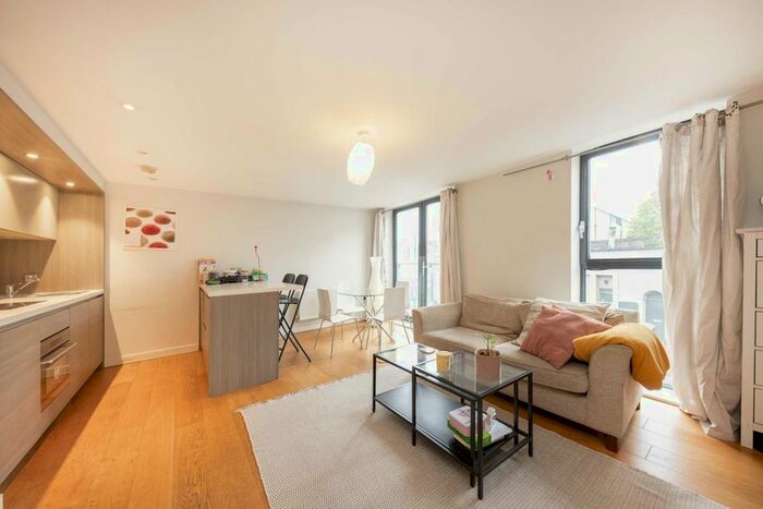 2 Bedroom Flat To Rent In Camden Road, London, N7
