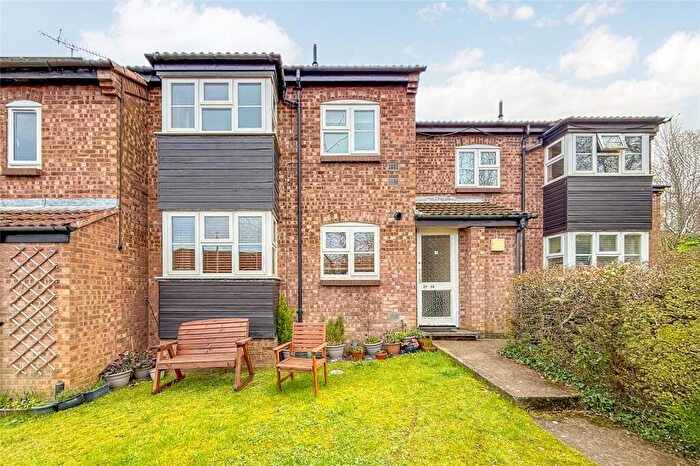 1 Bedroom Apartment For Sale In Taylor Close, St. Albans, Hertfordshire, AL4