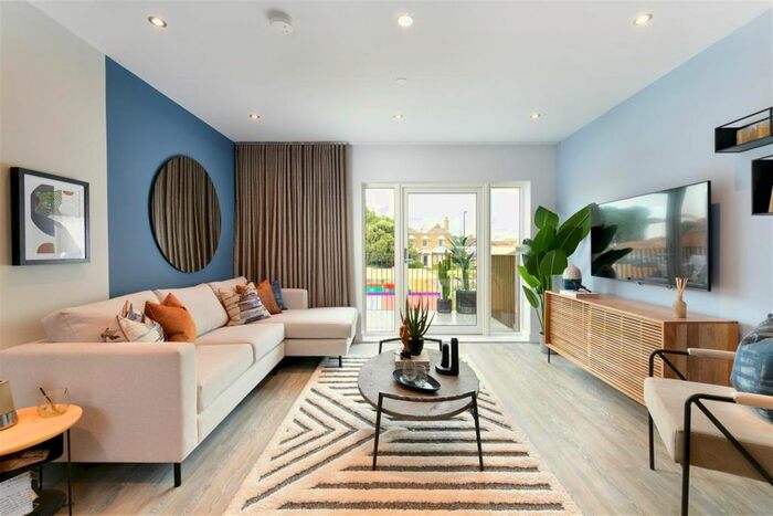 2 Bedroom Flat To Rent In Brecon Court, Hounslow, TW3