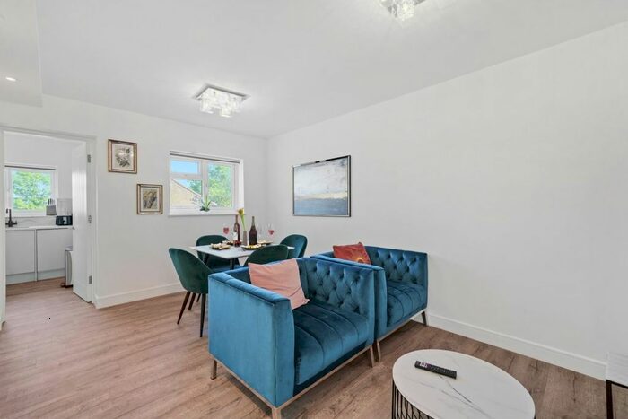 3 Bedroom Flat To Rent In Perryn Road, London, W3