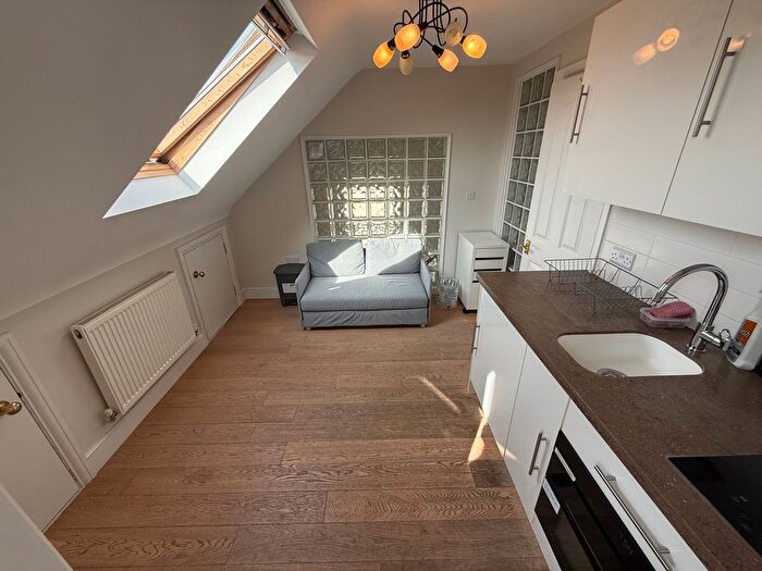 2 Bedroom Flat To Rent In Avondale Avenue, Woodside Park, N12