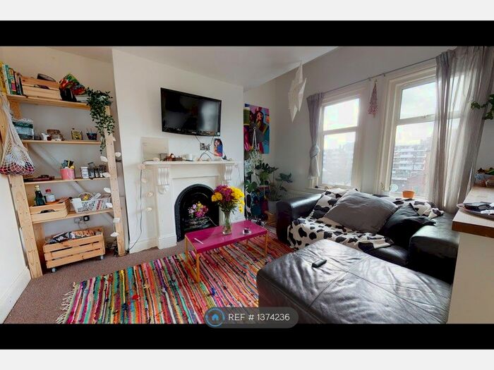 3 Bedroom Flat To Rent In Valmar Road, London, SE5
