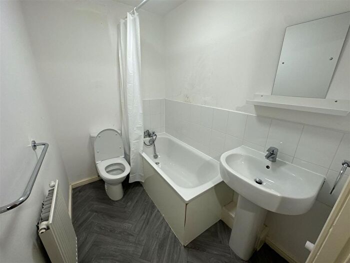 2 Bedroom Flat To Rent In Moss Street, Salford, M7