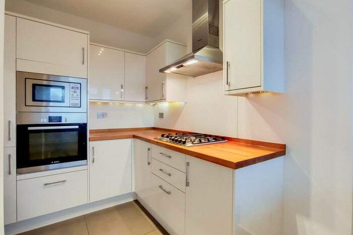 3 Bedroom Flat To Rent In Gauden Road, Romayne House Gauden Road, SW4