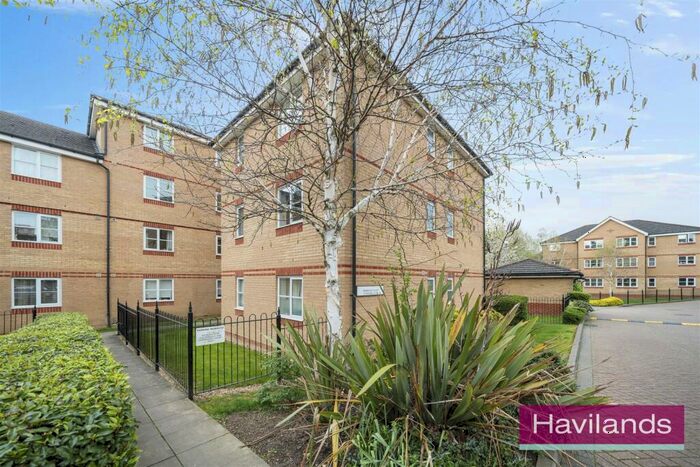 2 Bedroom Flat To Rent In Fernwood Court, London, N14
