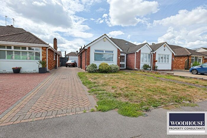 2 Bedroom Bungalow For Sale In Winton Drive, Cheshunt, EN8