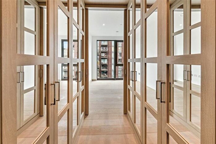 2 Bedroom Apartment To Rent In Viaduct Gardens, London, SW11