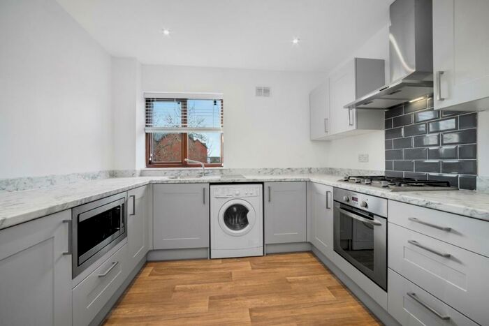 2 Bedroom Maisonette To Rent In Tyn-Y-Pwll Road, Cardiff, CF14