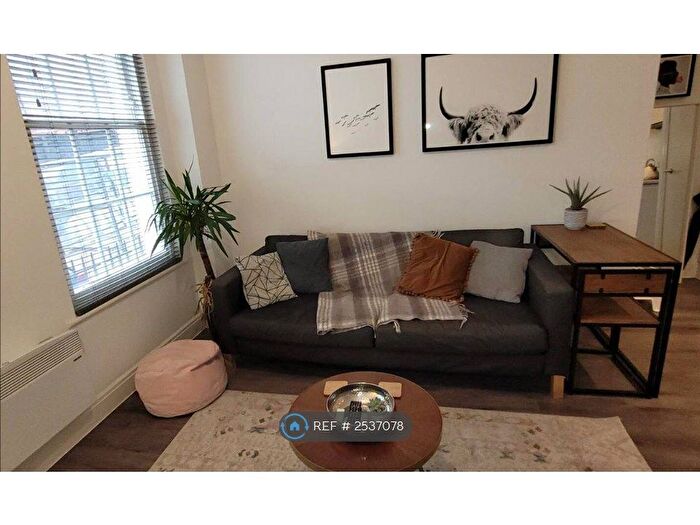 1 Bedroom Flat To Rent In Century Place, Bristol, BS2
