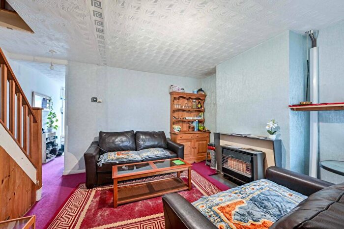 3 Bedroom Semi Detached House For Sale In Frailey Hill, Woking, GU22