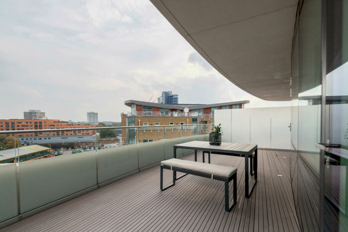 1 Bedroom Flat For Sale In Lombard Wharf, Lombard Road, SW11