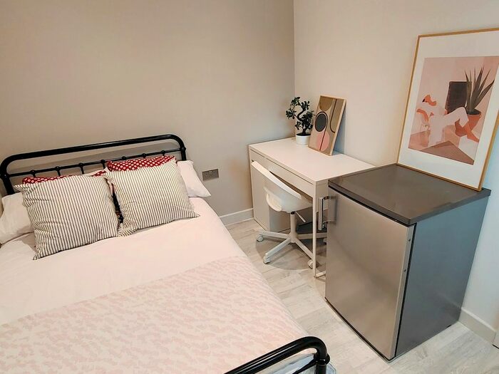 2 Bedroom Flat To Rent In Addison Gardens, Surbiton, KT5