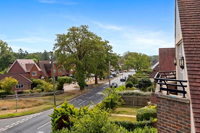2 Bedroom Flat For Sale In Forest Road, Effingham Junction, Leatherhead, KT24