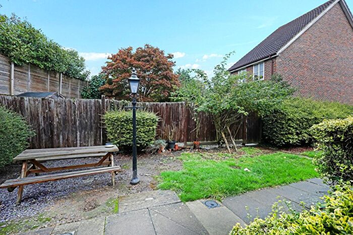 1 Bedroom Flat To Rent In Godolphin Place, Acton, W3