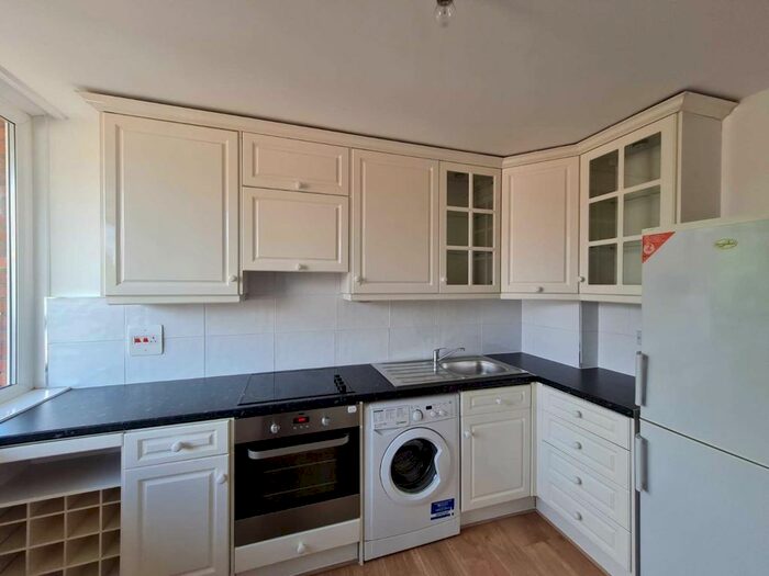 3 Bedroom Flat To Rent In Carey Gardens, Vauxhall, London, SW8
