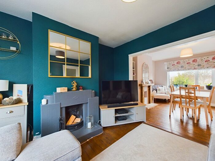 3 Bedroom Terraced House For Sale In Lyncroft Way, Kingsthorpe, Northampton, NN2