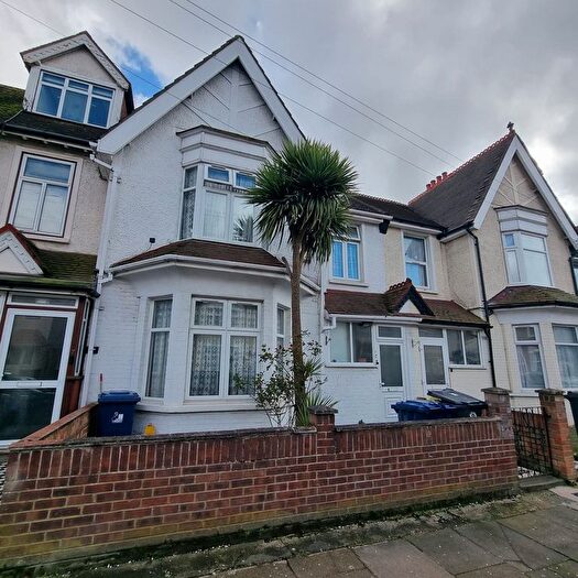 4 Bedroom Terraced House For Sale In Witley Gardens, Southall, UB2