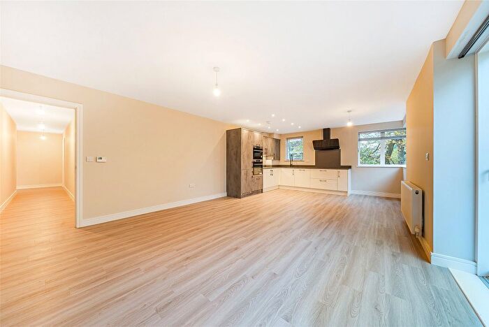 2 Bedroom Flat For Sale In Mount Harry Road, Sevenoaks, Kent, TN13