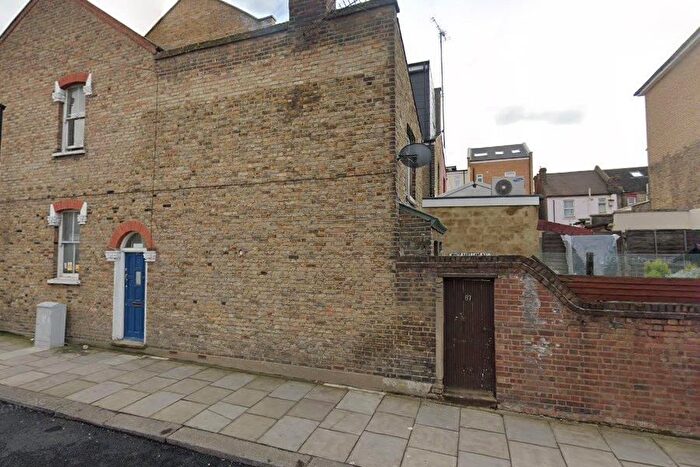 Studio To Rent In Fairview Road, London, N15