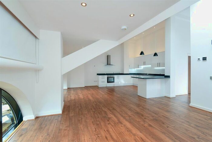 2 Bedroom Flat To Rent In Lambourn House, Mortlake, SW14