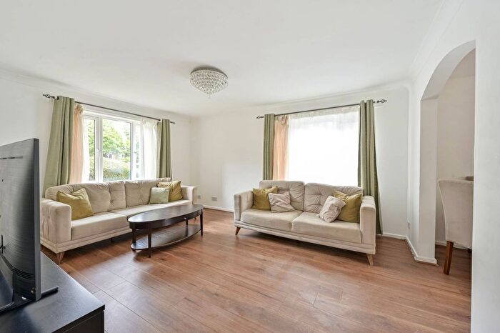 2 Bedroom Flat For Sale In Shelley Way, Colliers Wood, London, SW19