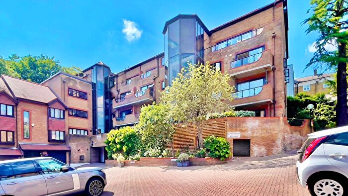 2 Bedroom Flat To Rent In Thornbury Square, Highgate, N6