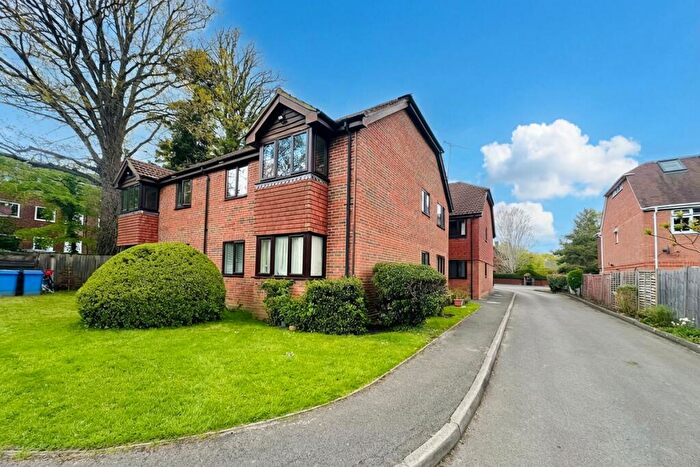 2 Bedroom Flat For Sale In Kings Road, Fleet, Hampshire, GU51
