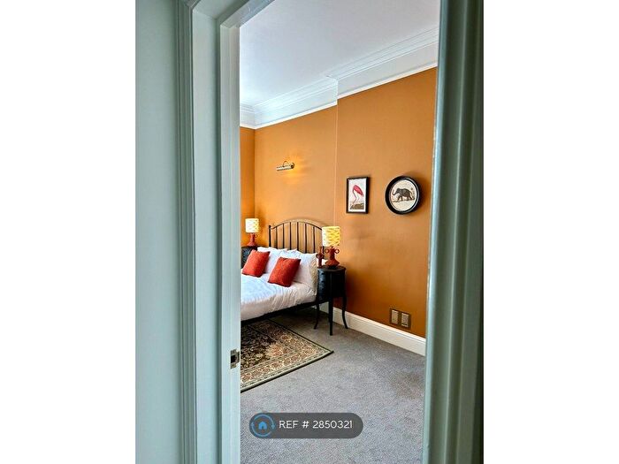 2 Bedroom Flat To Rent In Royal York Crescent, Bristol, BS8