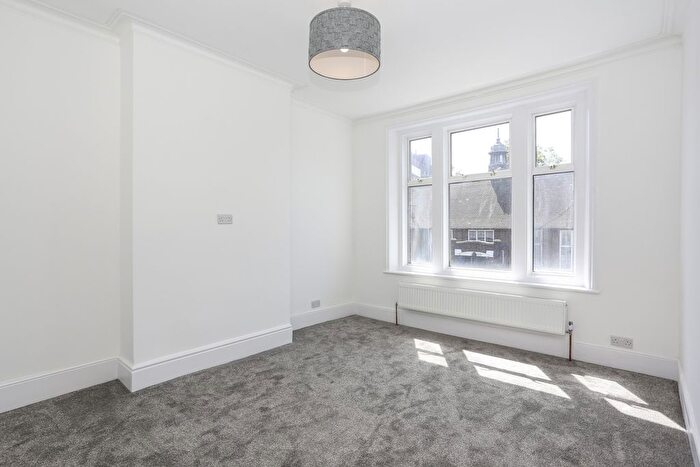 3 Bedroom Flat To Rent In Masons Hill, Bromley, BR2