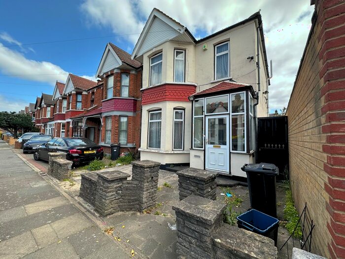 3 Bedroom End Of Terrace House To Rent In Charlbury Gardens, Seven Kings, IG3