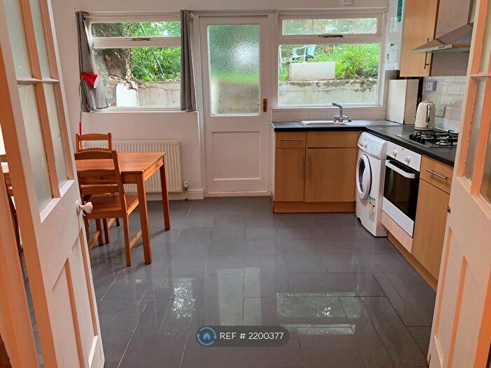 3 Bedroom Flat To Rent In Lewisham Way, Lewisham, SE14