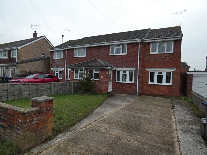 4 Bedroom Semi Detached House For Sale In Pinckneys Way, Durrington, Salisbury, SP4