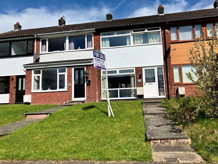 3 Bedroom Town House For Sale In Derwent Close, Horwich, Bolton, BL6